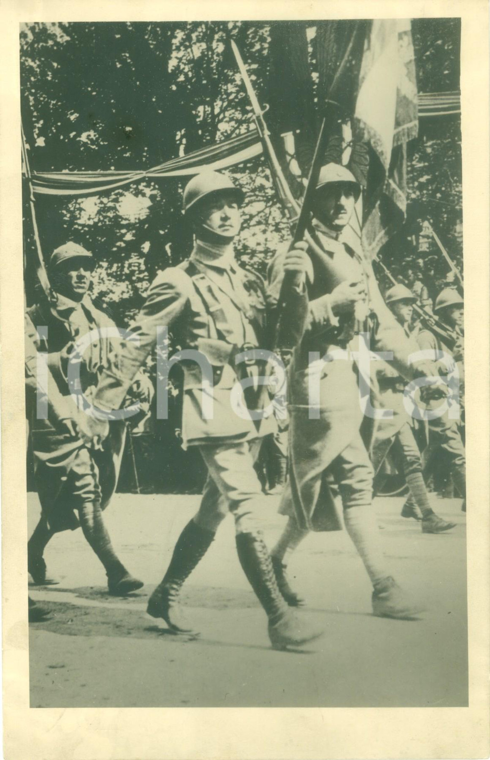 Fotografia d epoca originale 1935 ca PARIS ? Parata di soldati esercito francese con stendardi Fotografia 1