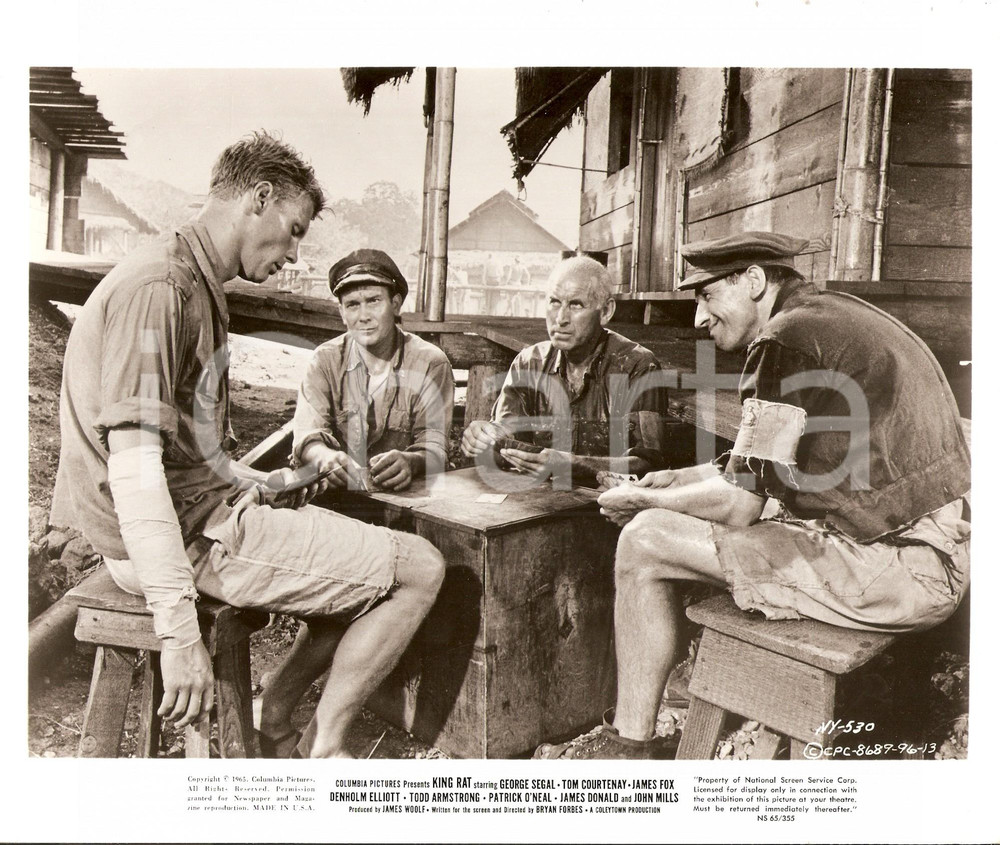 Fotografia d epoca originale 1965 KING RAT James FOX gioca a carte con prigionieri di guerra Foto di scena 1