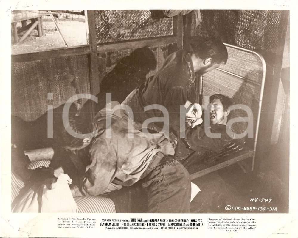 Fotografia d epoca originale 1965 KING RAT Patrick O NEAL attaccato da prigionieri Foto di scena DANNEGGIATA 1