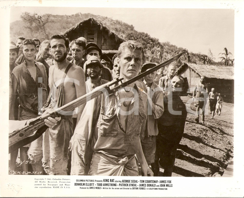 Fotografia d epoca originale 1965 KING RAT James FOX minacciato con baionetta Foto di scena 1
