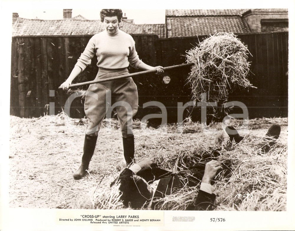 Fotografia d epoca originale 1955 CROSSUP Joan HEAL covering Larry PARKS of straw Foto di scena 1