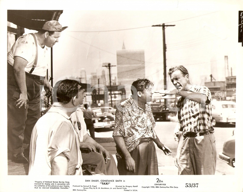 Fotografia d epoca originale 1953 TAXI Dan DAILEY talks with people Directed by Gregory RATOFF Foto di scena 1