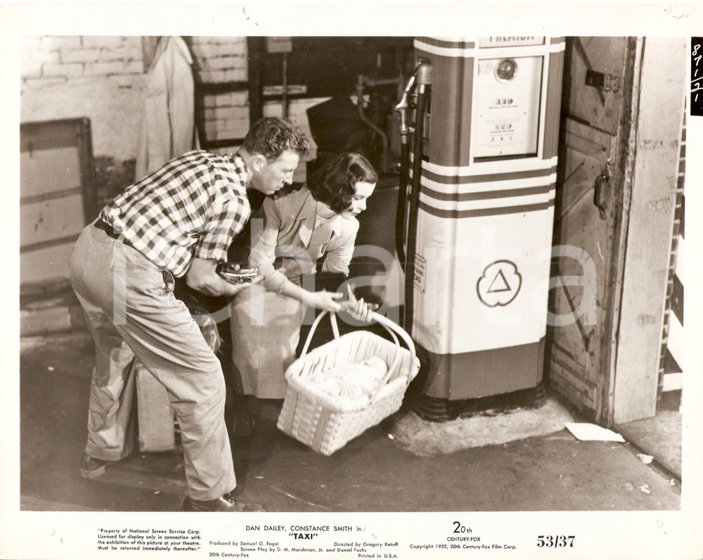 Fotografia d epoca originale 1953 TAXI Dan DAILEY Constance SMITH leave a baby at gas station Foto di scena 1