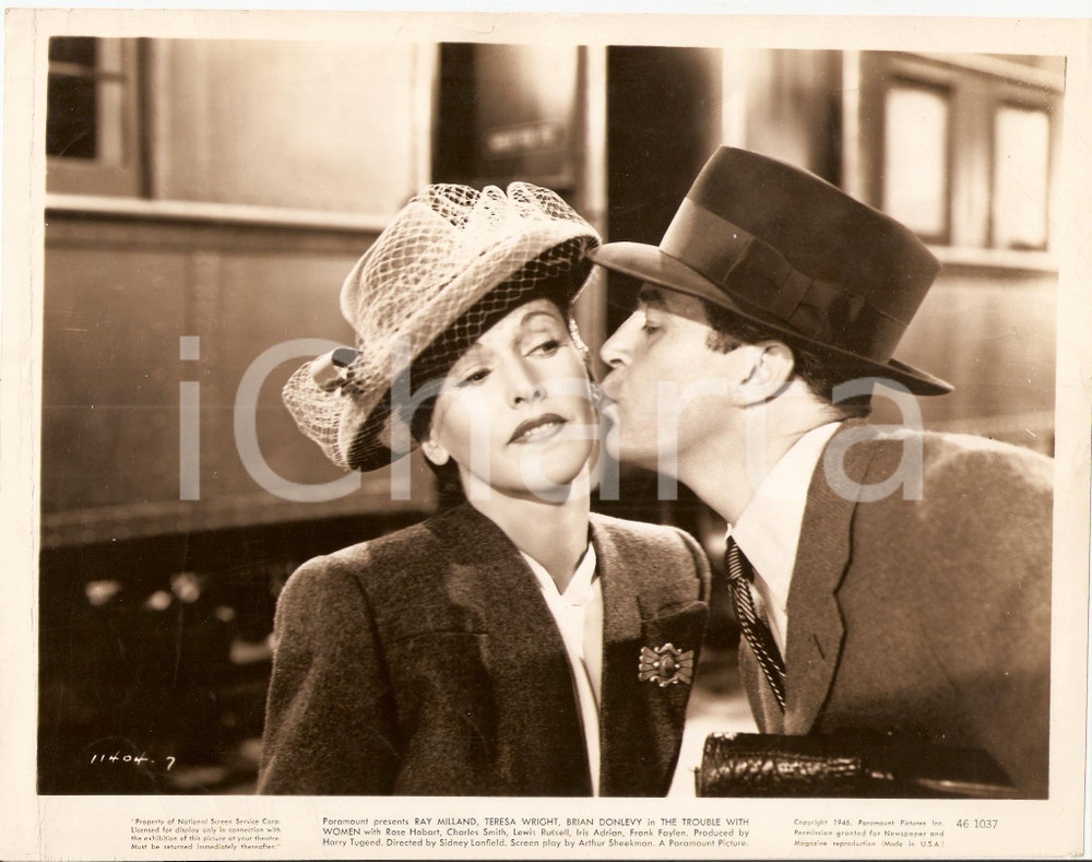 Fotografia d epoca originale 1947 TROUBLE WITH WOMEN bacia Rose HOBART in stazione Foto di scena 1