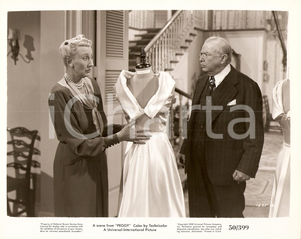 Fotografia d epoca originale 1950 PEGGY Charlotte GREENWOOD mostra a Charles COBURN abito nuziale Foto scena 1