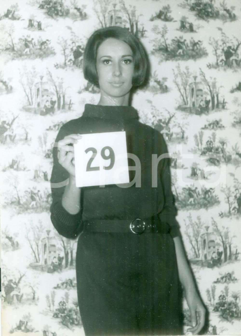 Fotografia d epoca originale 1965 ca PARIS MODA INVERNALE Modella Ariane MORNIER a una sfilata Fotografia 1
