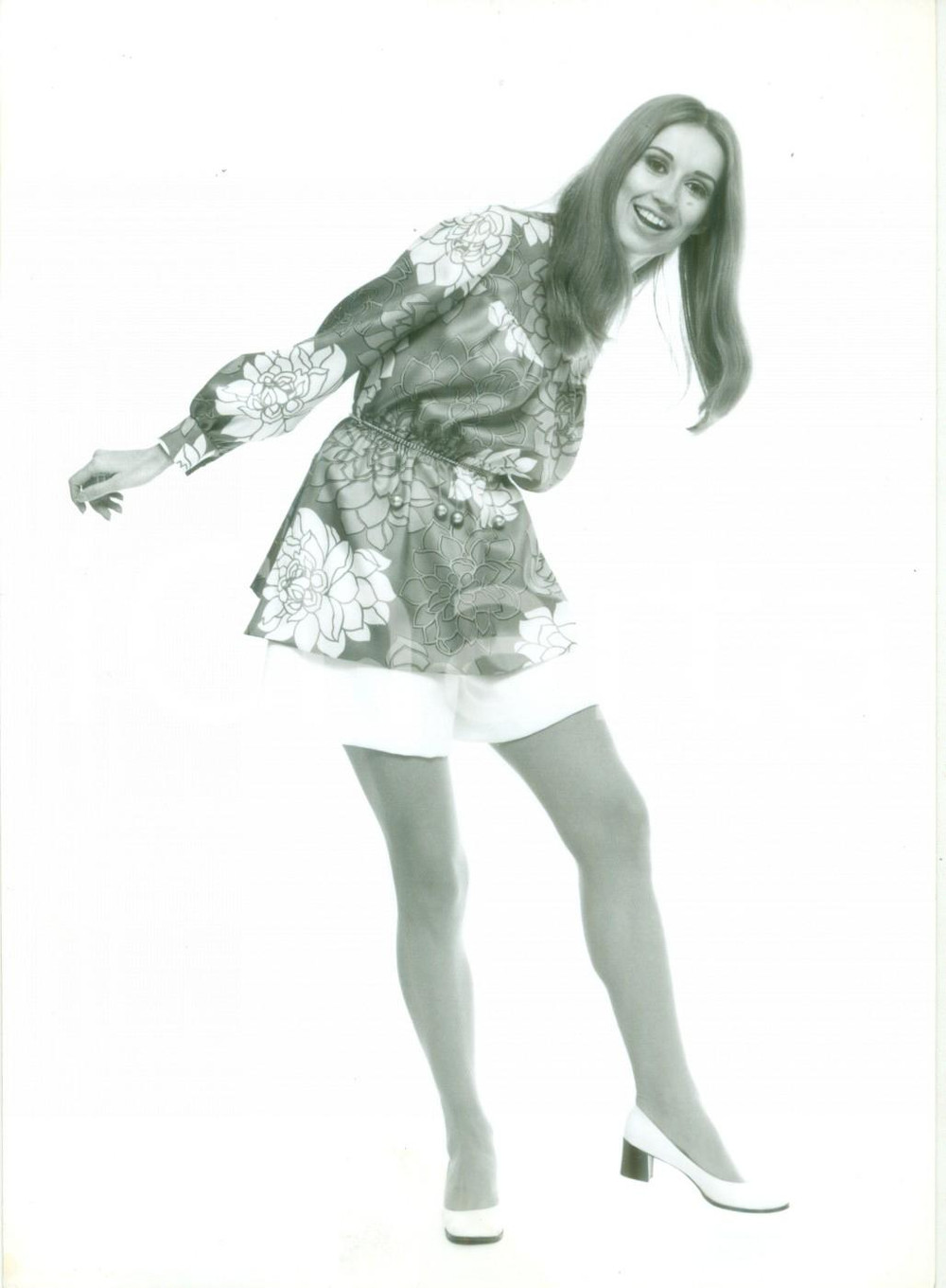 Fotografia d epoca originale 1970 ca PARIS MODA INVERNALE Modella in short e blusa floreale Fotografia 1