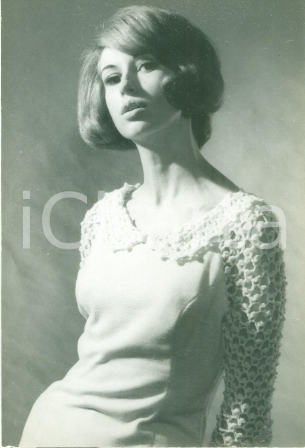 Fotografia d epoca originale 1965 ca PARIS MODA INVERNALE Modella con maglia traforata Fotografia 1