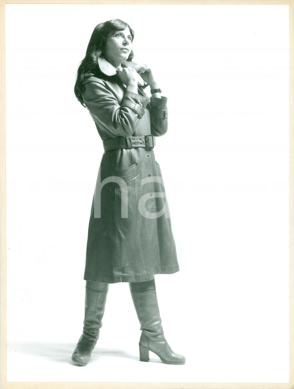 Fotografia d epoca originale 1965 ca PARIS MODA AUTUNNALE Modella con trench e stivali di pelle Fotografia 1