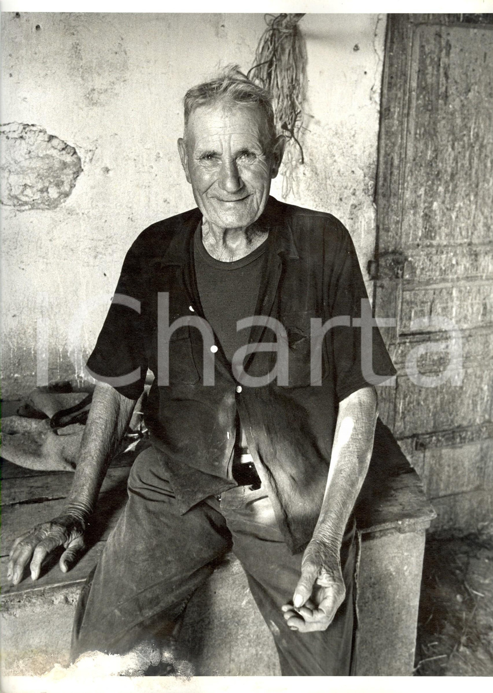 Fotografia d epoca originale 1977 FRANCIA Anziano contadino si riposa dopo il lavoro Fotografia cm 24 x 30 1