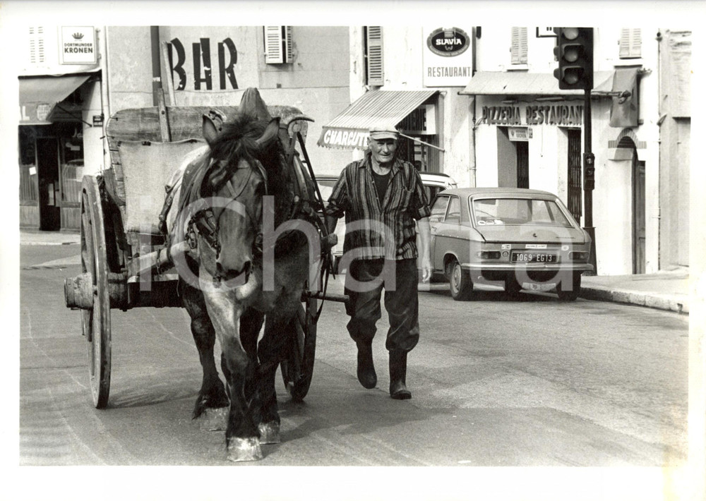 Fotografia d epoca originale 1977 FRANCIA Anziano contadino in cittÃ  con carretto Fotografia cm 30 x 24 1