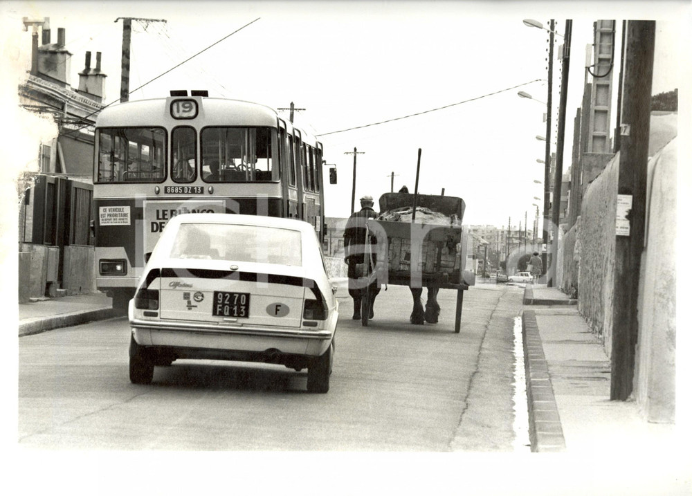 Fotografia d epoca originale 1977 FRANCIA Anziano contadino con carretto nel traffico Fotografia cm 30 x 24 1