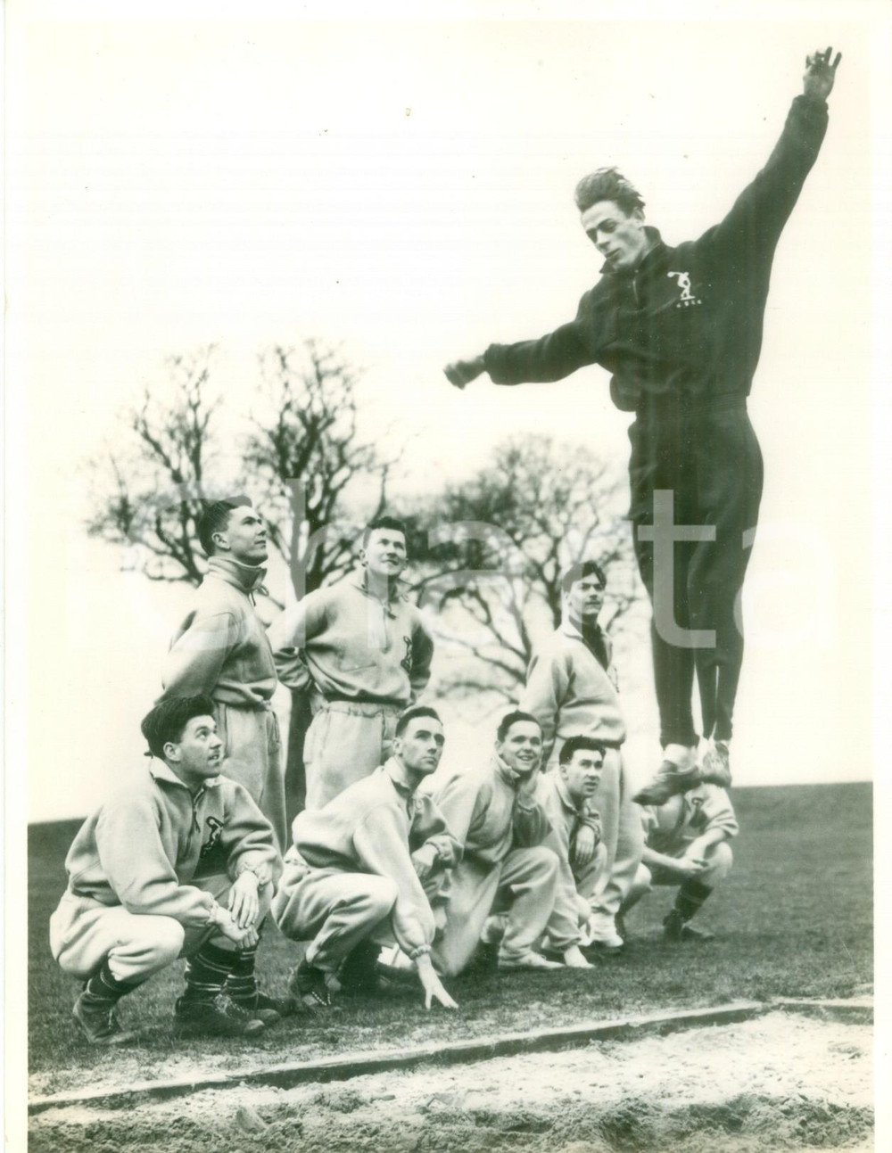 Fotografia d epoca originale 1938 LEEDS UK A.T. LOMMERUD mostra un salto Carnegie Physical Training College 1