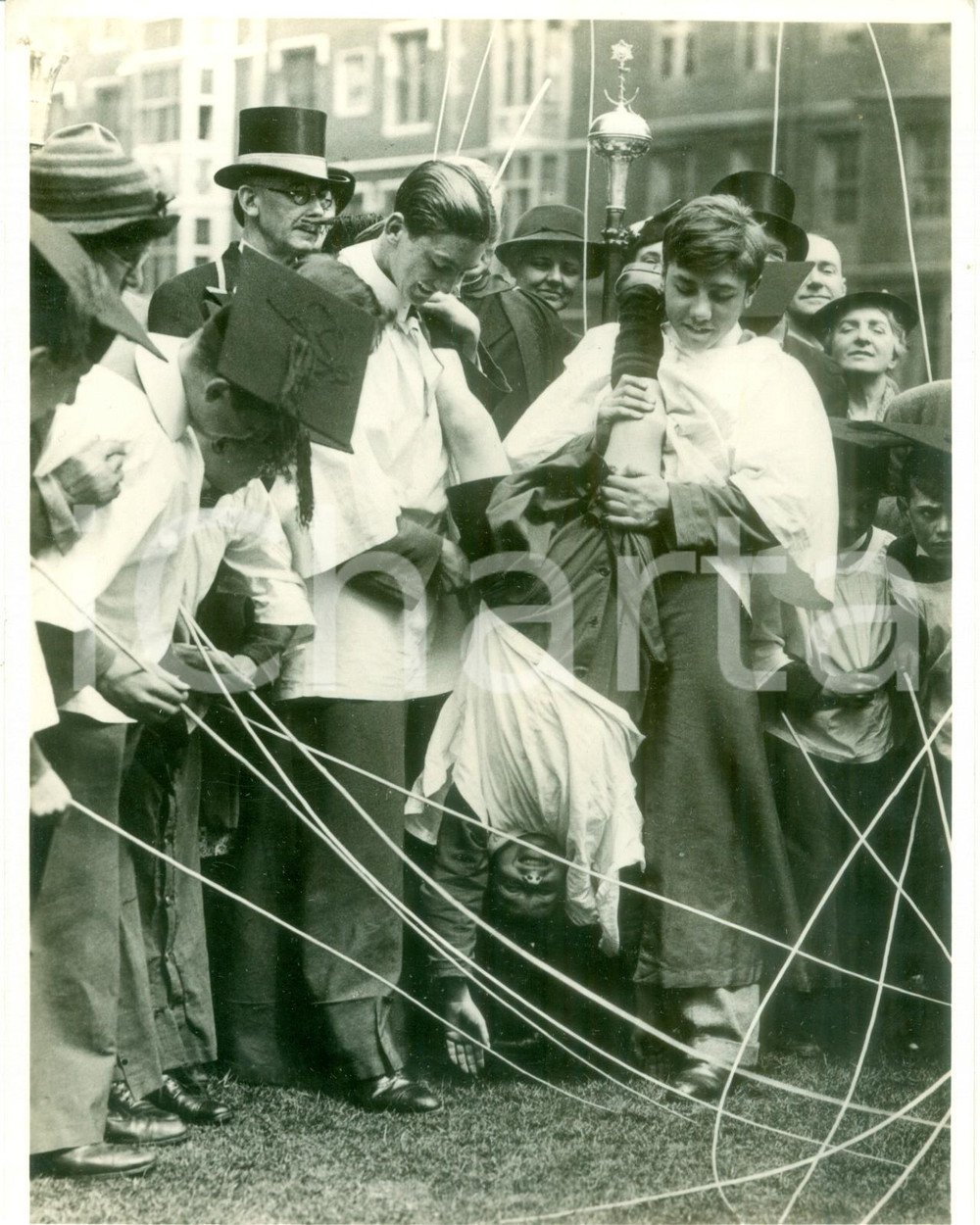 Fotografia d epoca originale 1940 ca LONDON Antica cerimonia del Beating the Bounds chiesa ST. CLEMENT DANES 1