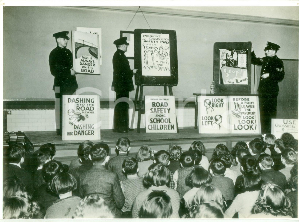 Fotografia d epoca originale 1940 ca LANCASHIRE UK Vigili insegnano sicurezza stradale nelle scuole Foto 1