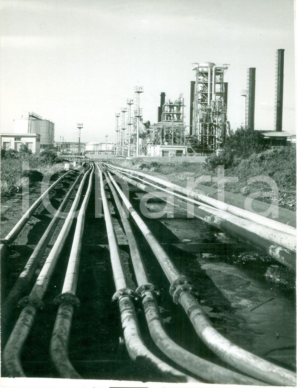 Fotografia d epoca originale 1975 ca MARSEILLE F I condotti di una raffineria Vera fotografia 1