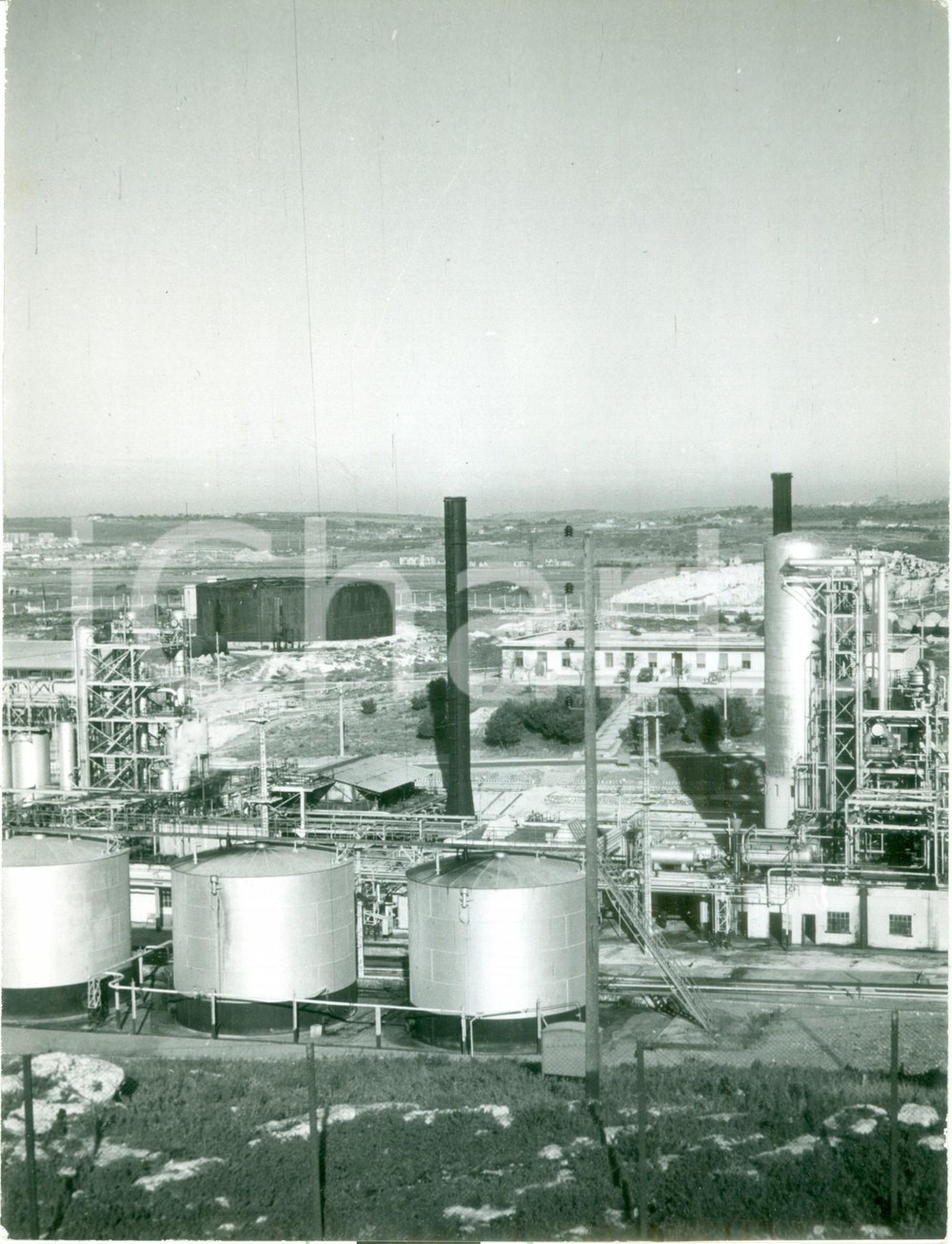 Fotografia d epoca originale 1975 ca MARSEILLE F Panorama di una raffineria Vera fotografia 1