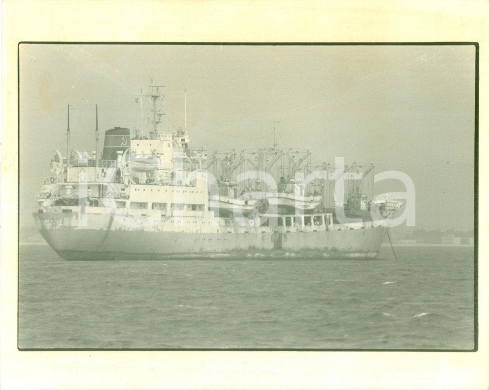 Fotografia d epoca originale 1982 DAKAR SENEGAL Nave cargo spia sovietica al largo del porto Fotografia 1