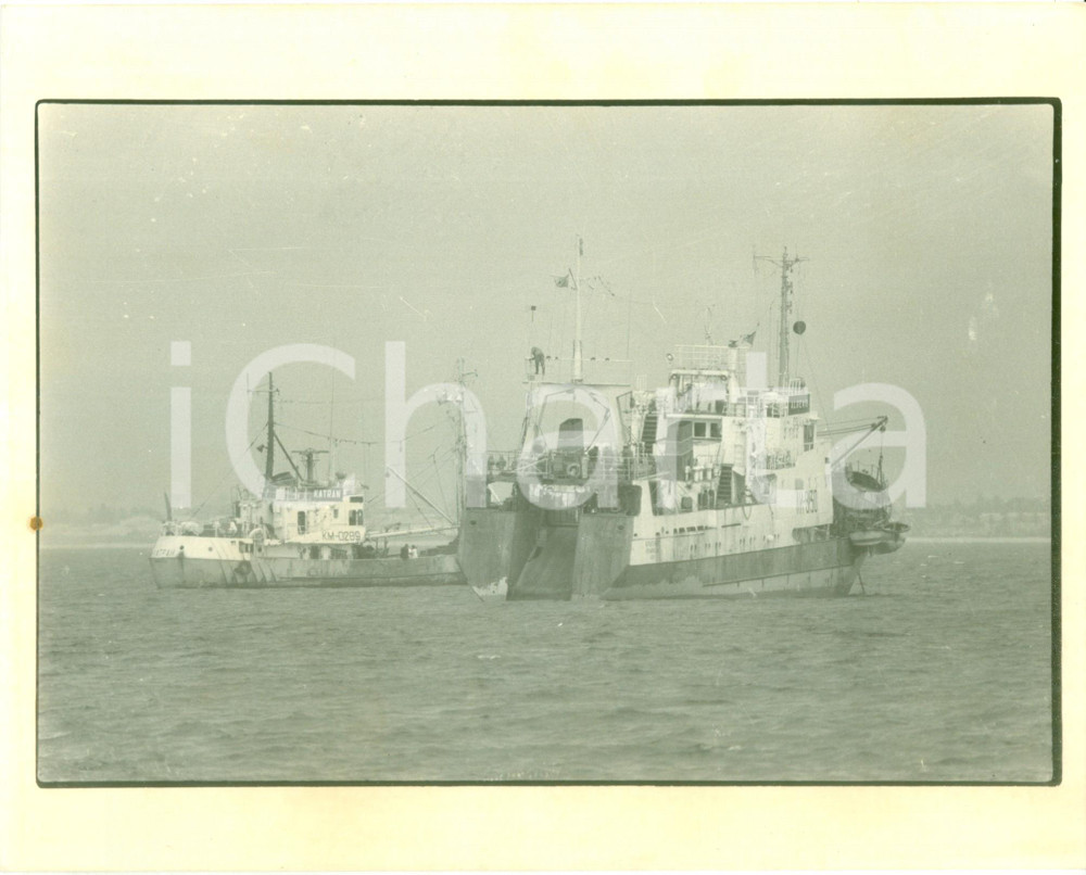 Fotografia d epoca originale 1982 DAKAR SENEGAL Navi cargo spie sovietiche KATRAN e ALGENIB al largo Foto 1