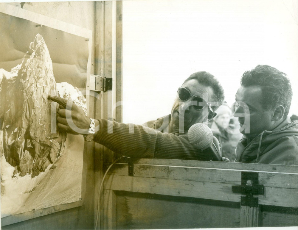 Fotografia d epoca originale 1965 ca PARIS Alpinista Guido MAGNONE intervistato da Pierre SABBAGH Fotografia 1