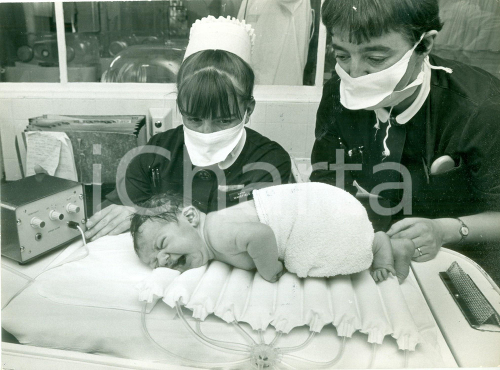 Fotografia d epoca originale 1969 SHEFFIELD UK Nuovo materassino pediatrico al JESSOP HOSPITAL Fotografia 1