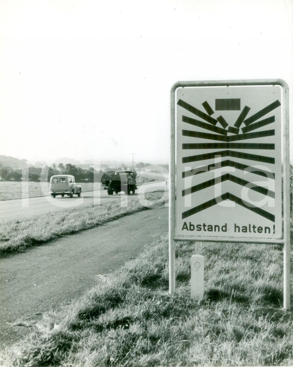 Fotografia d epoca originale 1970 ca GERMANIA SICUREZZA STRADALE Mantenete la distanza Fotografia 1