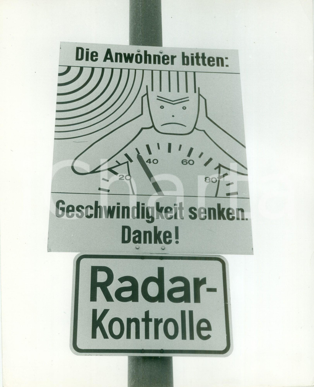 Fotografia d epoca originale 1970 ca GERMANIA SICUREZZA STRADALE Rispettate limiti di velocitÃ  Fotografia 1