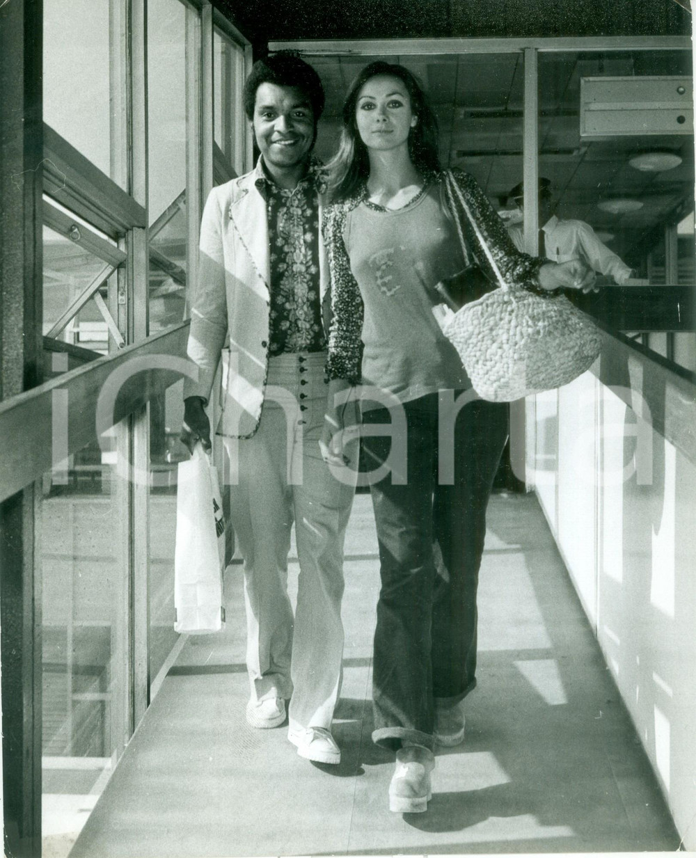 Fotografia d epoca originale 1971 LONDON Kenny LYNCH Samantha BOND all aeroporto di HEATHROW Fotografia 1