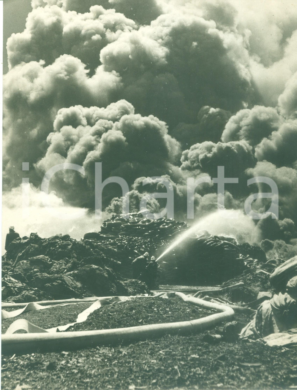 Fotografia d epoca originale 1970 ca FRANCIA ? Pompieri spengono incendio in una discarica Fotografia 1