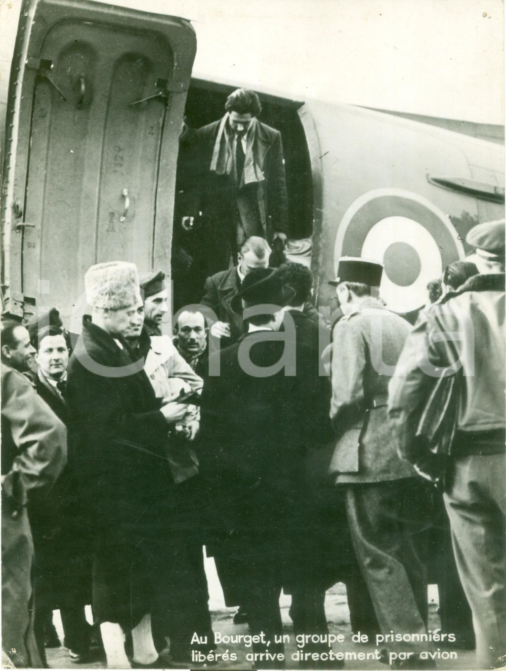 Fotografia d epoca originale 1945 PARIS LE BOURGET Prigionieri tedeschi sbarcano dall aereo Fotografia 1