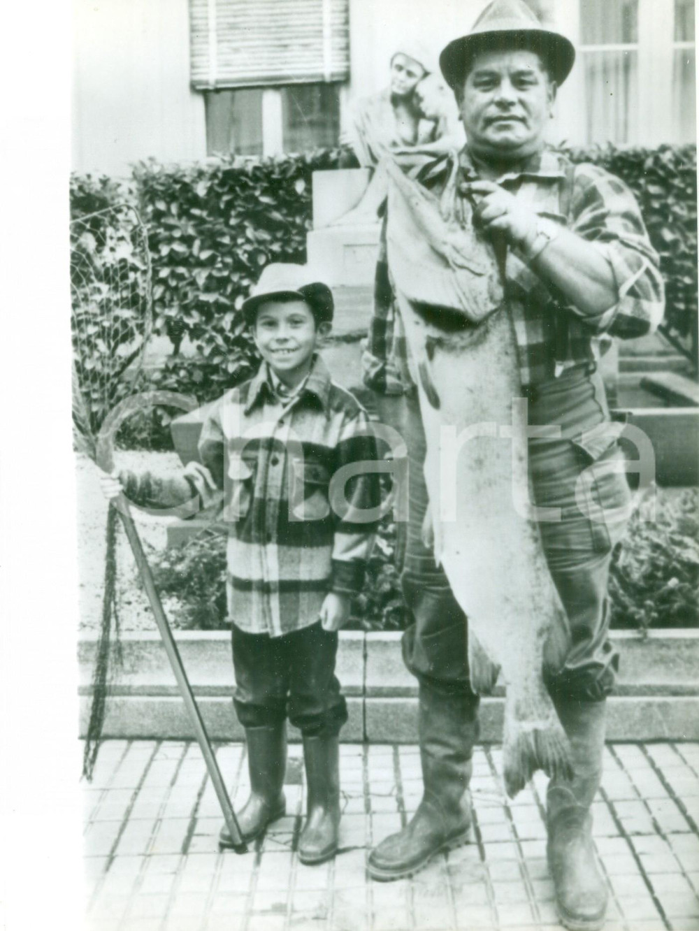 Fotografia d epoca originale 1977 STRASBOURG F Pescatore WAGNER mostra un gigantesco luccio Fotografia 1