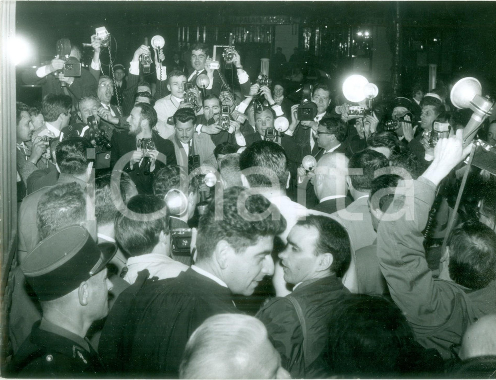 Fotografia d epoca originale 1962 PARIS Giornalisti al Palais de Justice dopo condanna di Raoul SALAN Foto 1