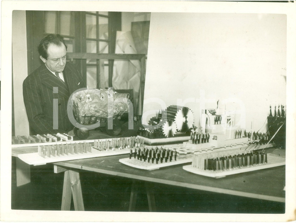 Fotografia d epoca originale 1936 PARIS Artista Paul COLIN prepara modellino per sfilata lavoratori FOTO 1