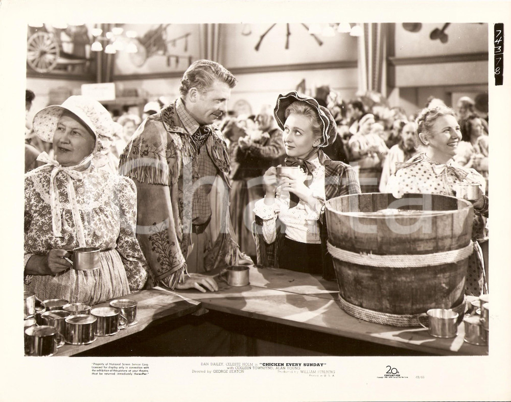 Fotografia d epoca originale 1949 CHICKEN EVERY SUNDAY Dan DAILEY e Celeste HOLM incontro al saloon Foto 1