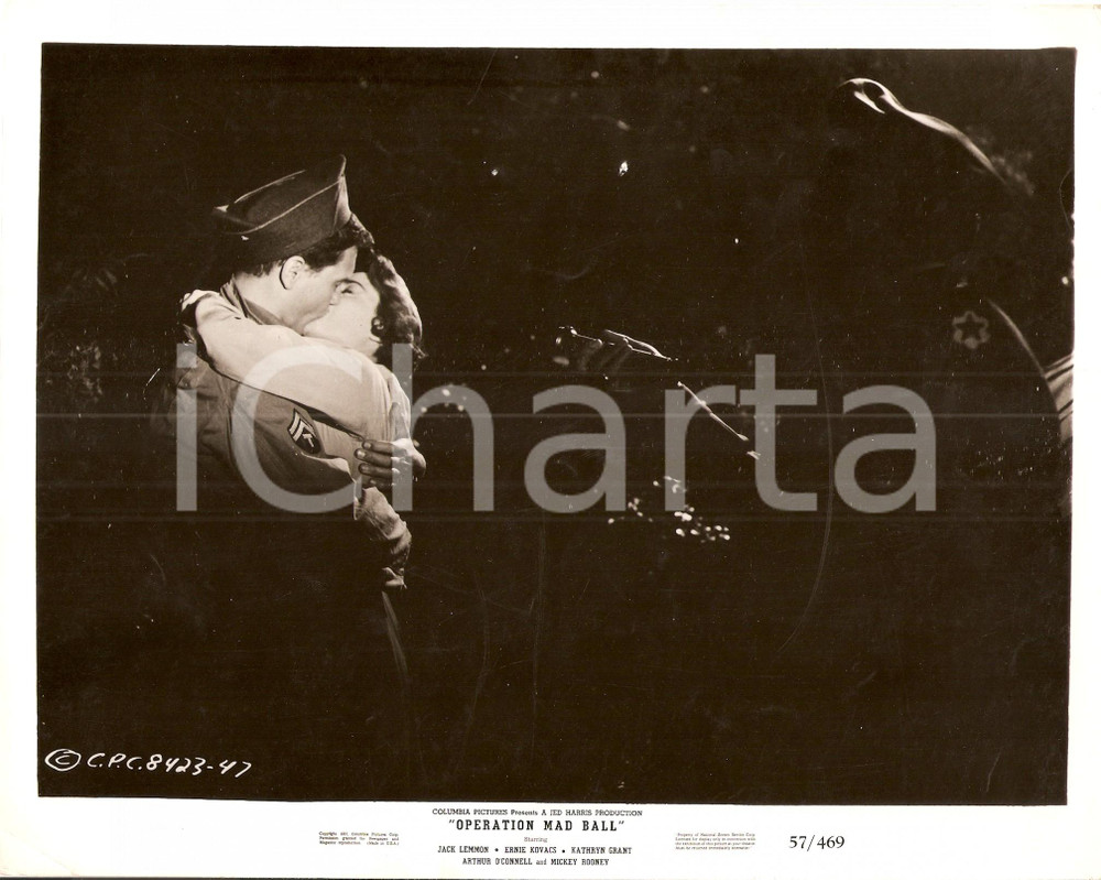Fotografia d epoca originale 1957 OPERATION MAD BALL Jack LEMMON Kathryn GRANT sorpresi durante bacio Foto 1