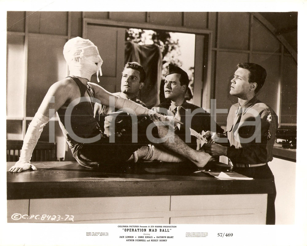 Fotografia d epoca originale 1957 OPERATION MAD BALL Jack LEMMON soccorre soldato mummificato Foto di scena 1