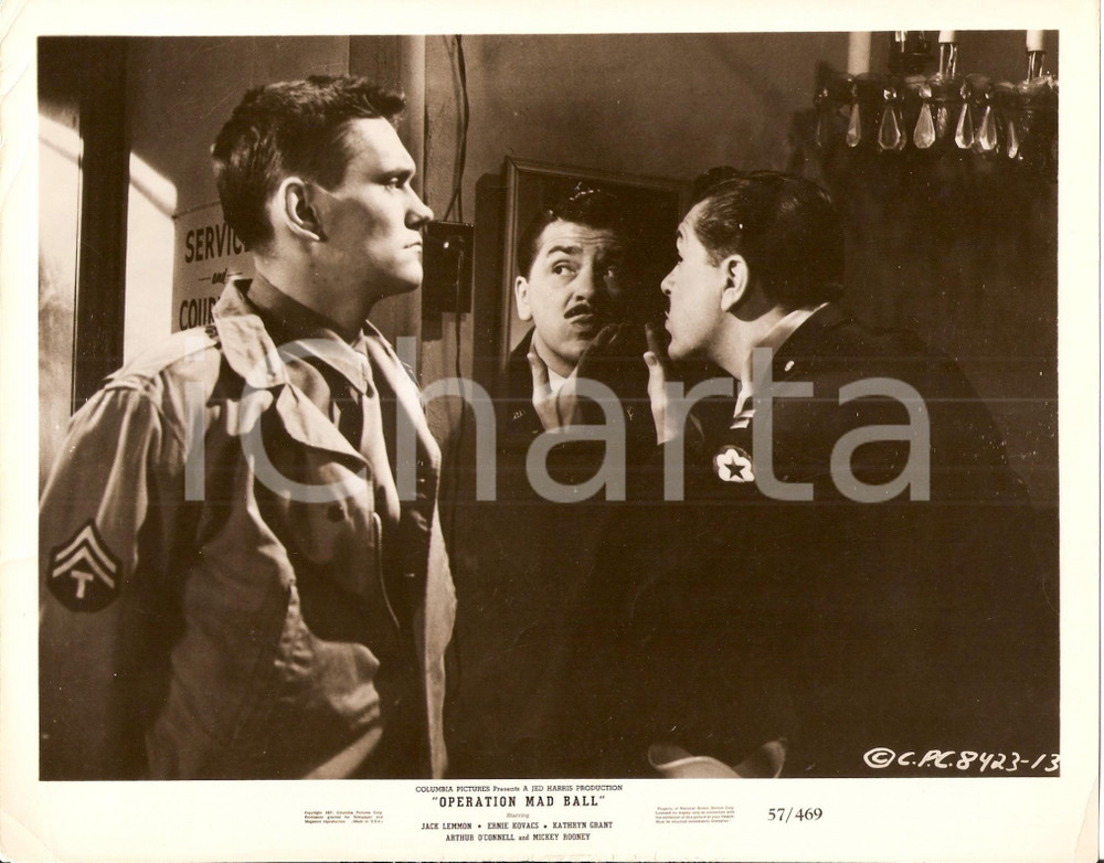 Fotografia d epoca originale 1957 OPERATION MAD BALL Dick YORK guarda Ernie KOVACS allo specchio Foto scena 1
