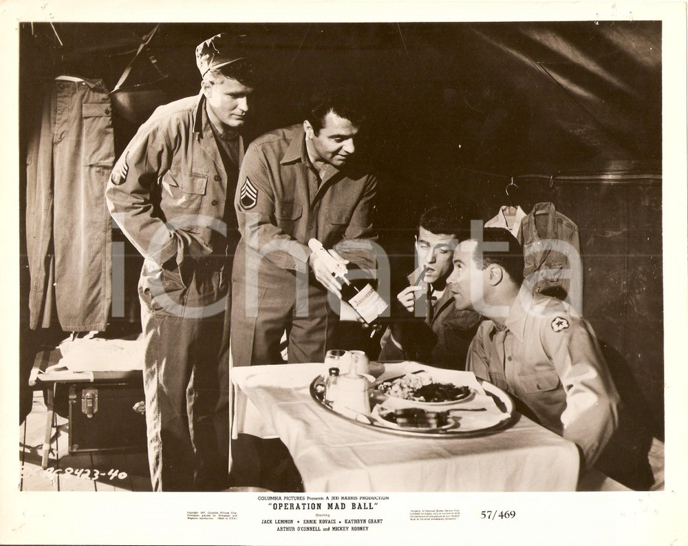 Fotografia d epoca originale 1957 OPERATION MAD BALL  William LESLIE serve vino a Jack LEMMON Foto di scena 1