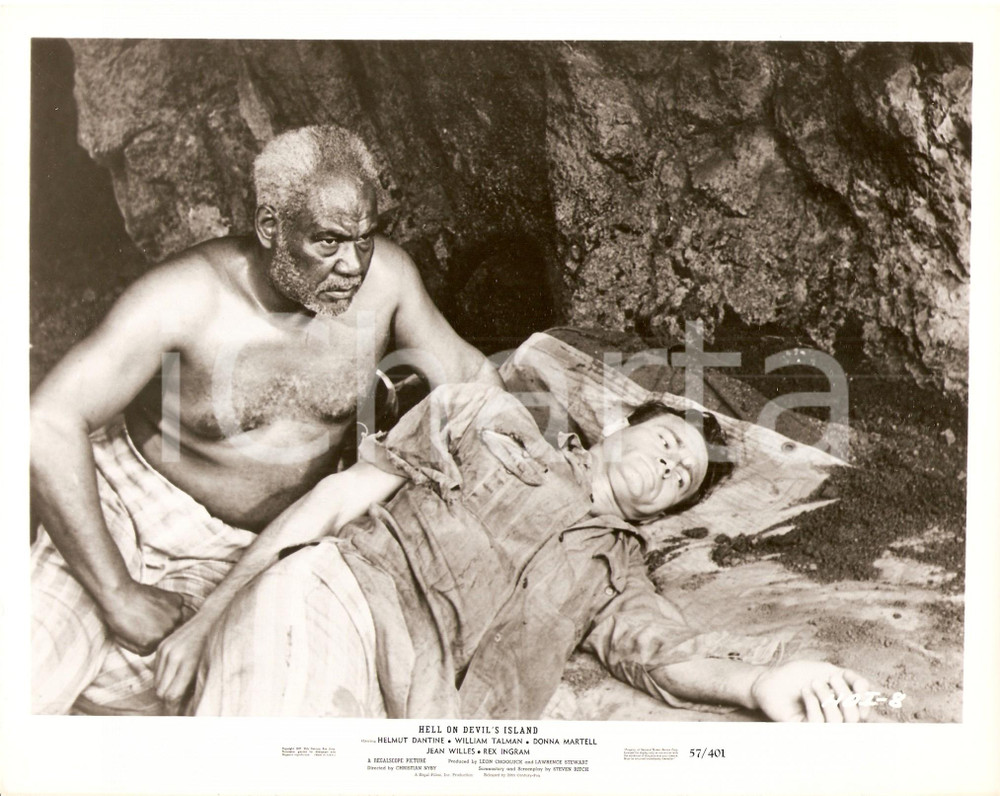 Fotografia d epoca originale 1957 HELL ON DEVIL S ISLAND Rex INGRAM protegge Helmut DANTINE ferito Foto 1