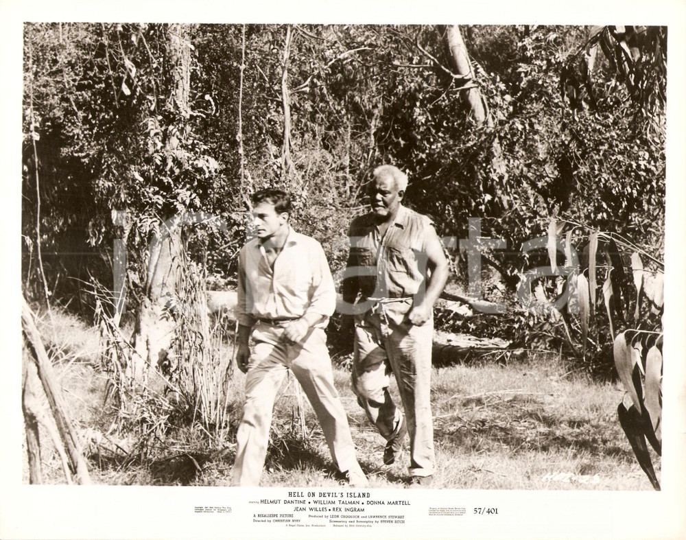 Fotografia d epoca originale 1957 HELL ON DEVIL S ISLAND Helmut DANTINE Rex INGRAM persi nella foresta Foto 1