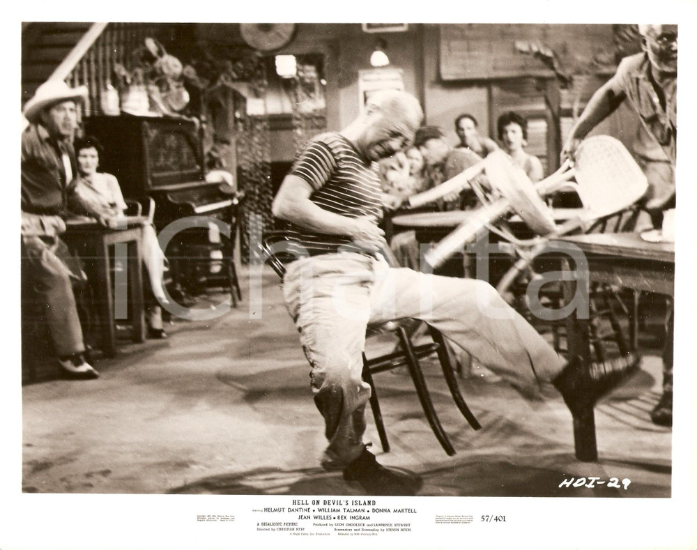 Fotografia d epoca originale 1957 HELL ON DEVIL S ISLAND Rissa in un bar Regia Christian NYBY Foto di scena 1