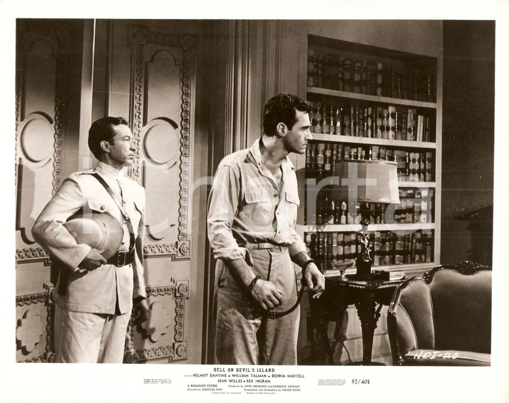 Fotografia d epoca originale 1957 HELL ON DEVIL S ISLAND Helmut DANTINE in manette Foto di scena 1