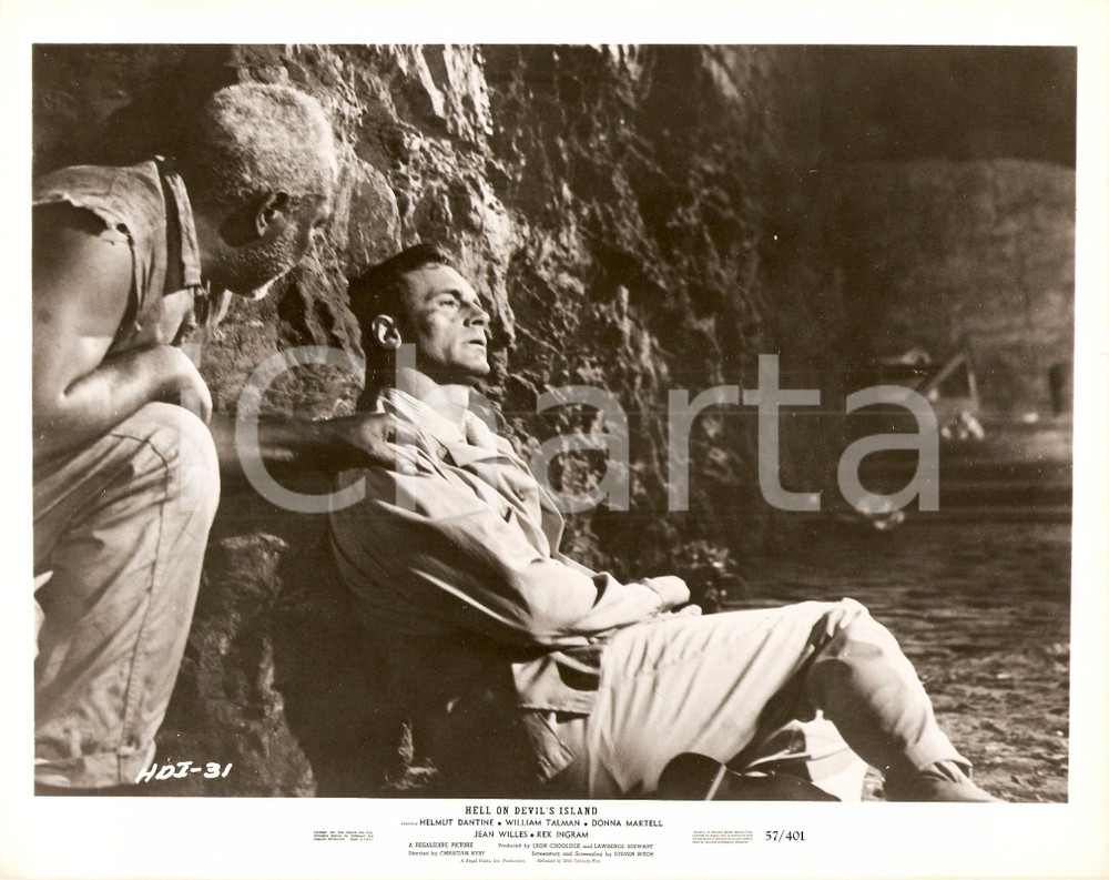Fotografia d epoca originale 1957 HELL ON DEVIL S ISLAND Helmut DANTINE Rex INGRAM nascosti in grotta Foto 1