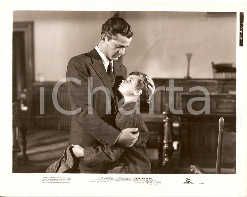 Fotografia d epoca originale 1948 DEEP WATERS Dean STOCKWELL e Dana ANDREWS si abbracciano Foto di scena 1