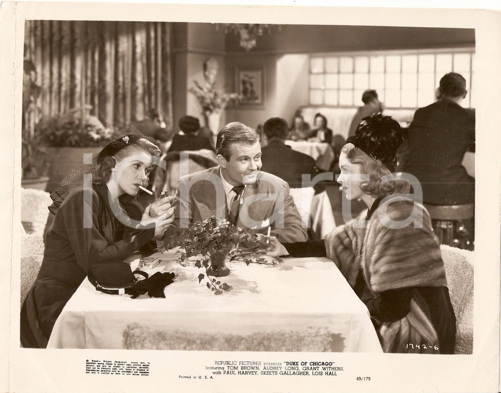Fotografia d epoca originale 1949 DUKE OF CHICAGO Tom BROWN accende sigaretta a Audrey LONG e Lois HALL Foto 1
