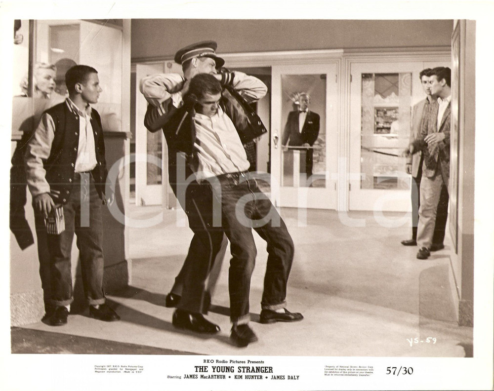 Fotografia d epoca originale 1957 YOUNG STRANGER James MACARTHUR cacciato dal cinema Foto di scena 1