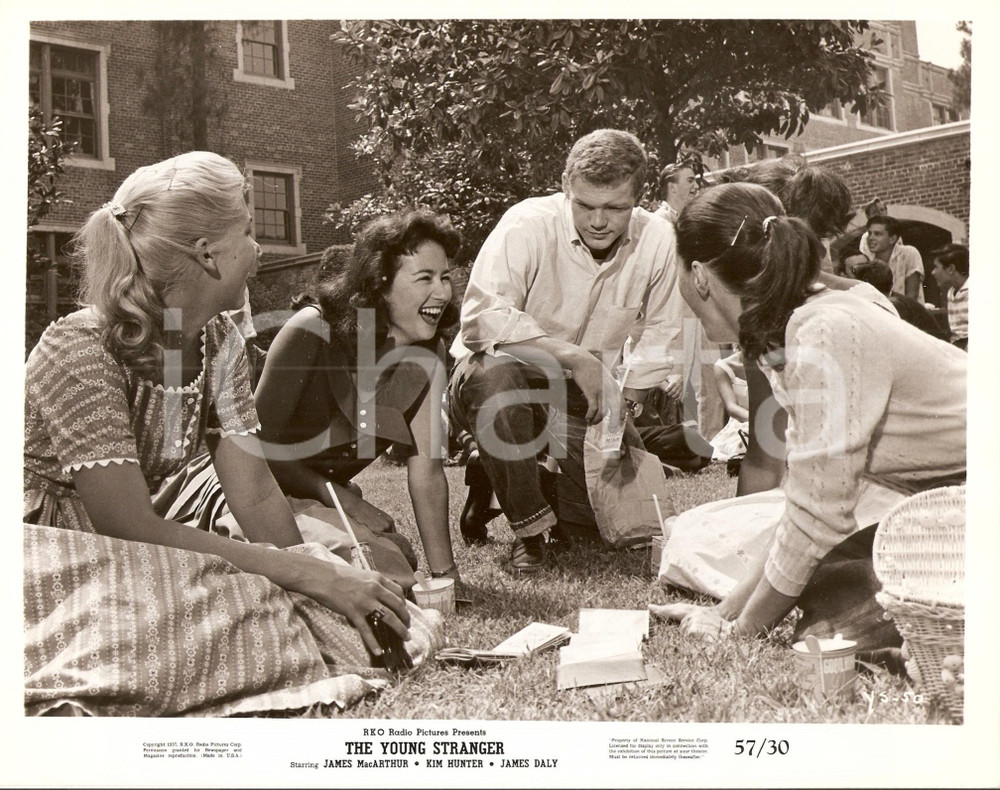 Fotografia d epoca originale 1957 YOUNG STRANGER James MACARTHUR al parco con ragazze COCA COLA Foto di scena 1