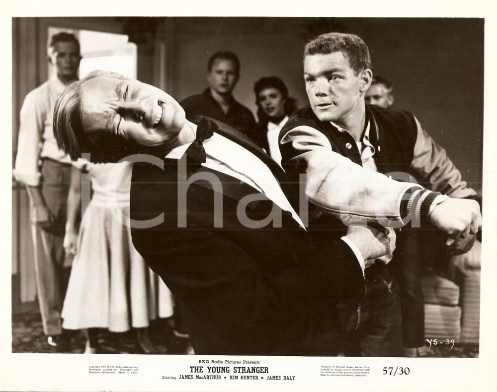 Fotografia d epoca originale 1957 YOUNG STRANGER James MACARTHUR picchia Whit BISSEL Foto di scena 1