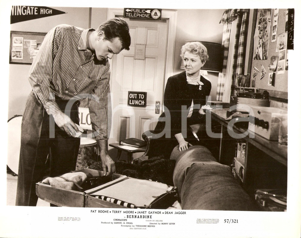 Fotografia d epoca originale 1957 BERNARDINE Dick SARGENT prepara valigia con Janet GAYNOR Foto di scena 1