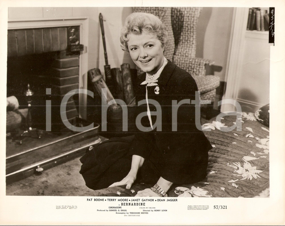 Fotografia d epoca originale 1957 BERNARDINE Janet GAYNOR seduta davanti a caminetto Foto di scena 1